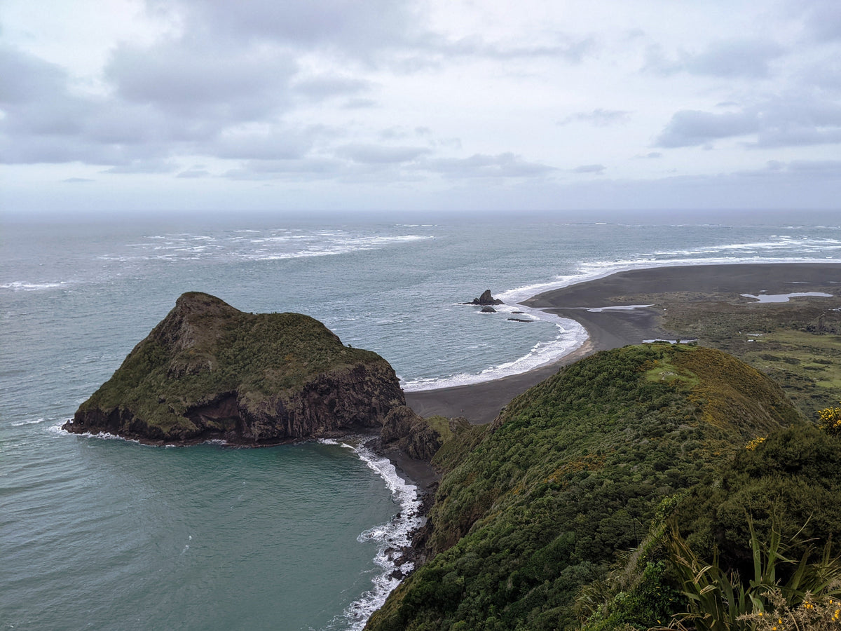 Paratūtae Island and Whatipū beach seen from the Ōmanawanui ridge.