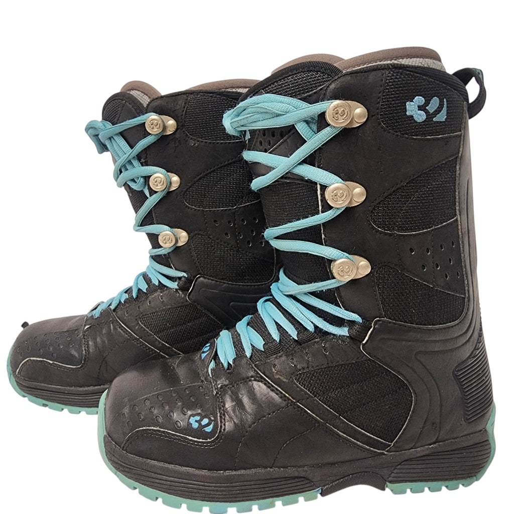 Thirty-two ‘prospect’ snowboard boots