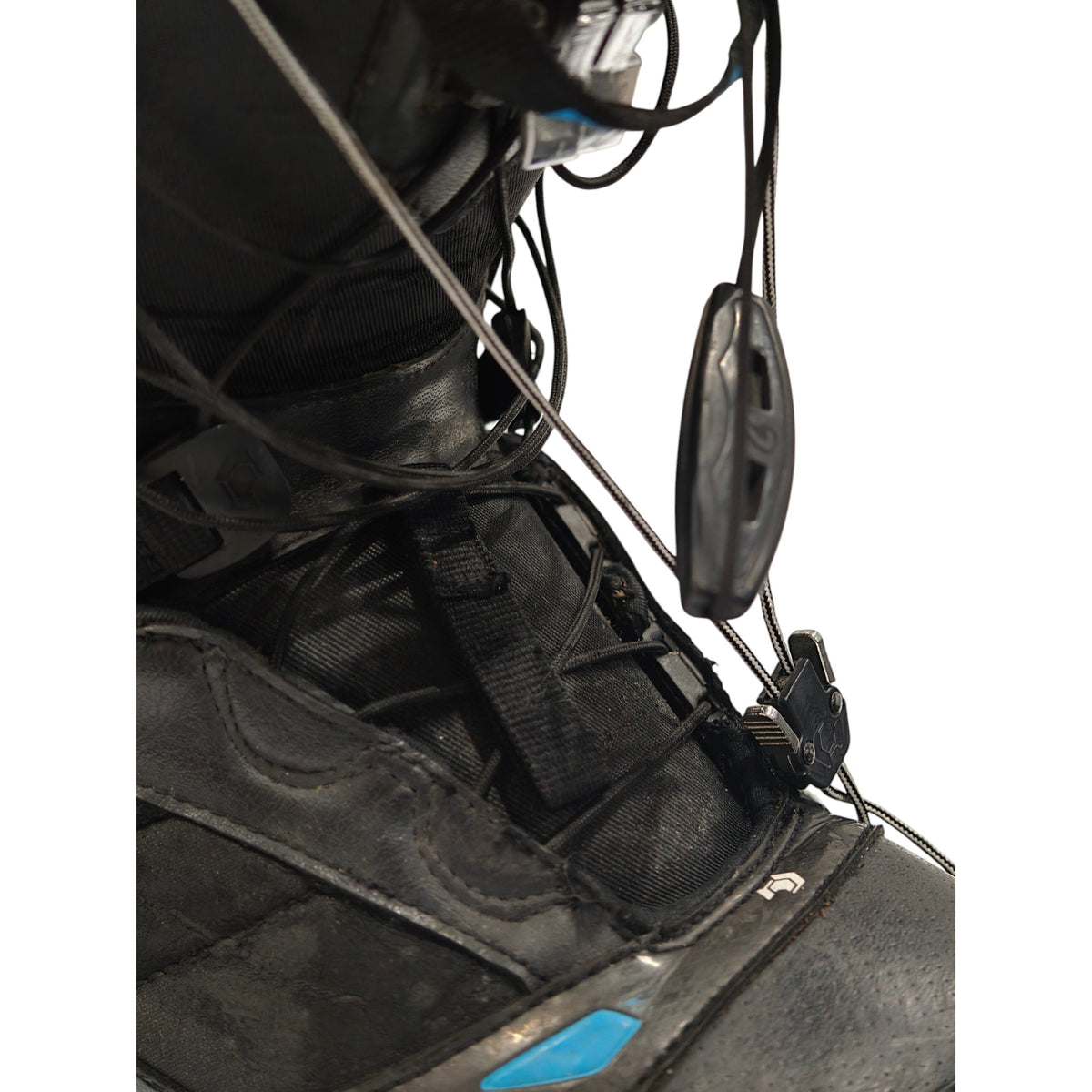 Northwave Snowboard Boots - Mens US 9 / EU 42 - Black and Blue - pull-cord detail