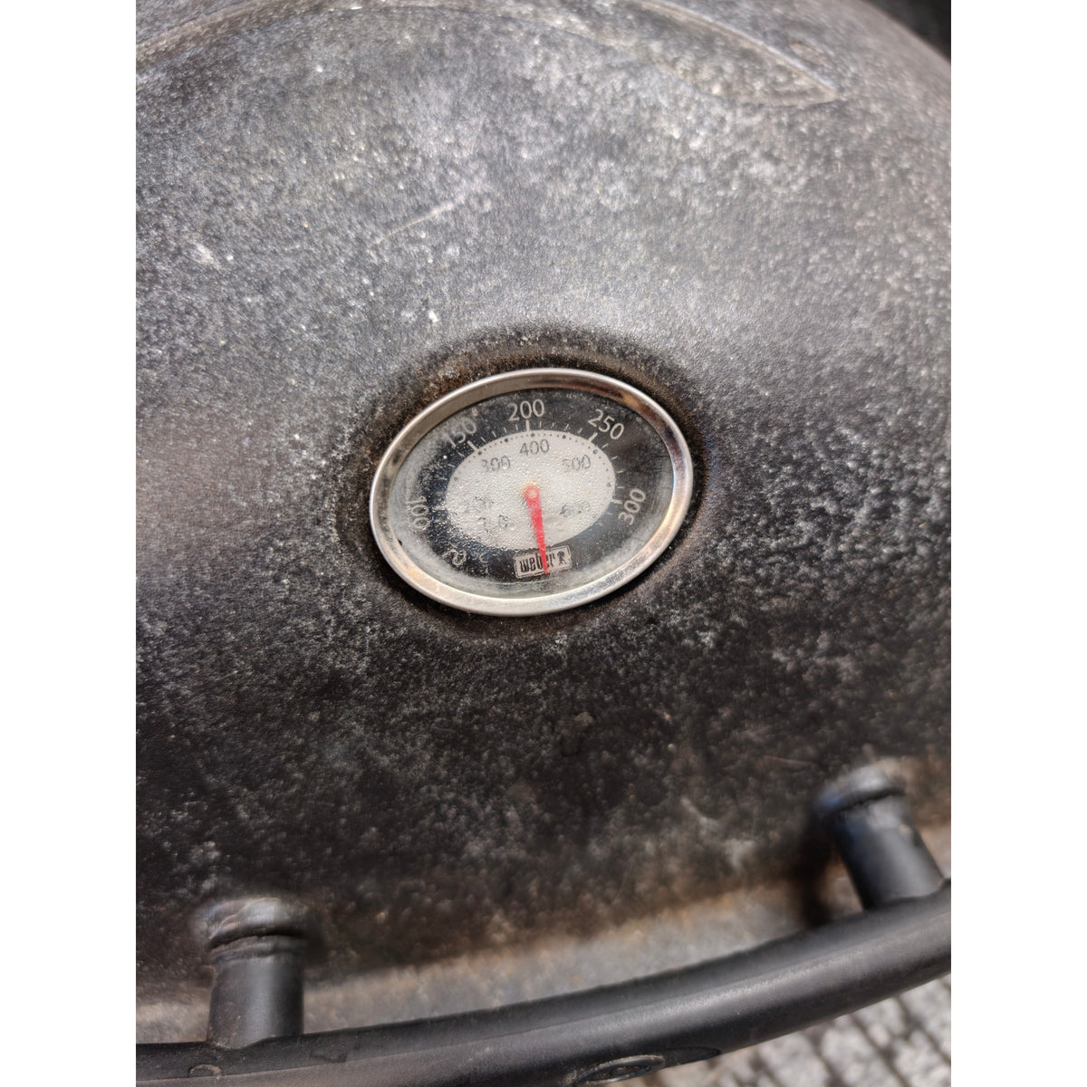 Weber Q Gas BBQ with Grill and Griddle, thermometer and lid wear